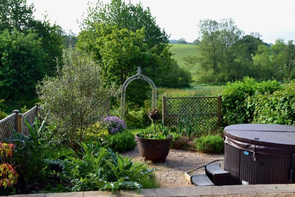 Luxury, Rural Shepherds Hut With Hot Tub Nr Bath ブリストル エクステリア 写真