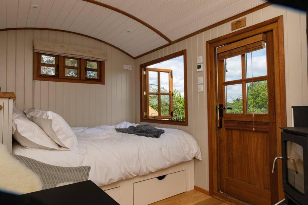 Luxury, Rural Shepherds Hut With Hot Tub Nr Bath ブリストル エクステリア 写真
